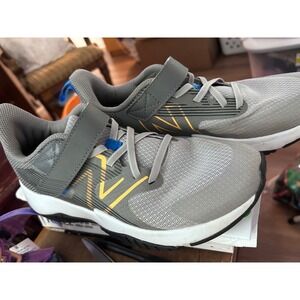 New Balance Sneakers Shoes Hook & Loop Comfort Rave Run v2